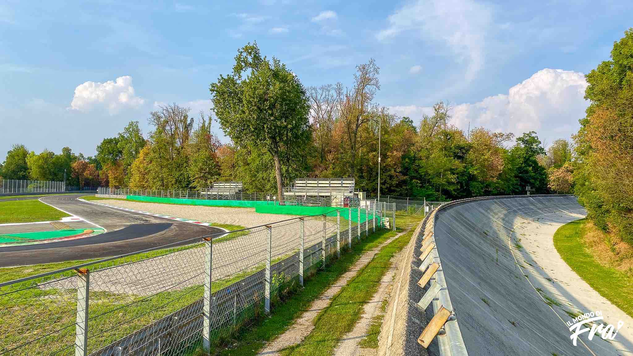 A sinistra il tracciato attuale, a destra la sopraelevata dell'Autodromo di Monza