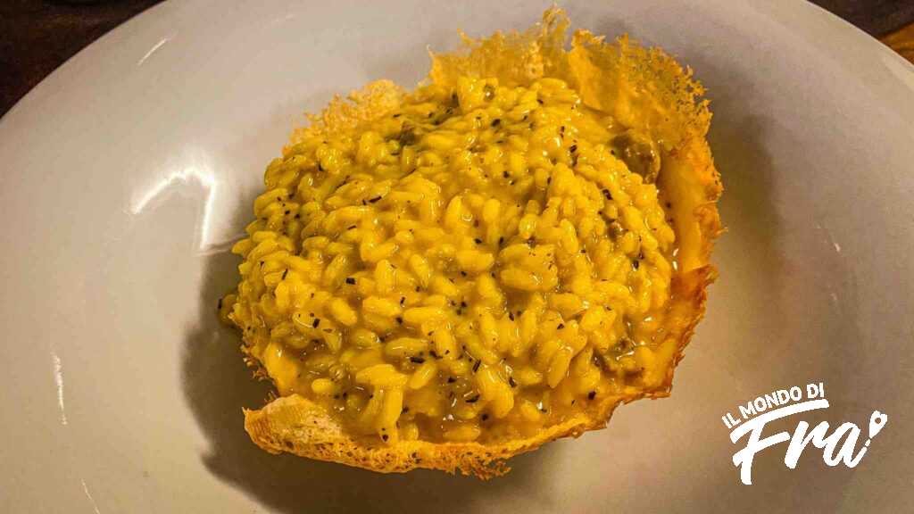 Risotto allo zafferano in cialda di parmigiano e salsiccia - Il Feudo dei Sapori Monza