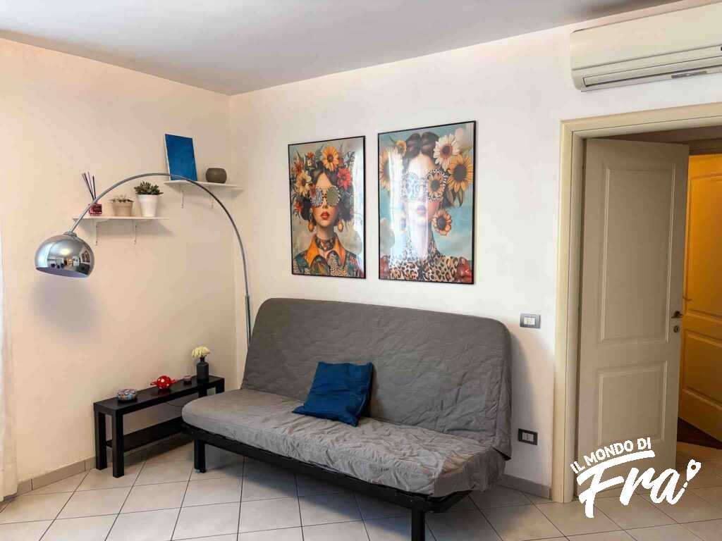Zona giorno de La Casa di Ale con divano letto e cucina attrezzata Zona giorno de La Casa di Ale con divano letto e cucina attrezzata