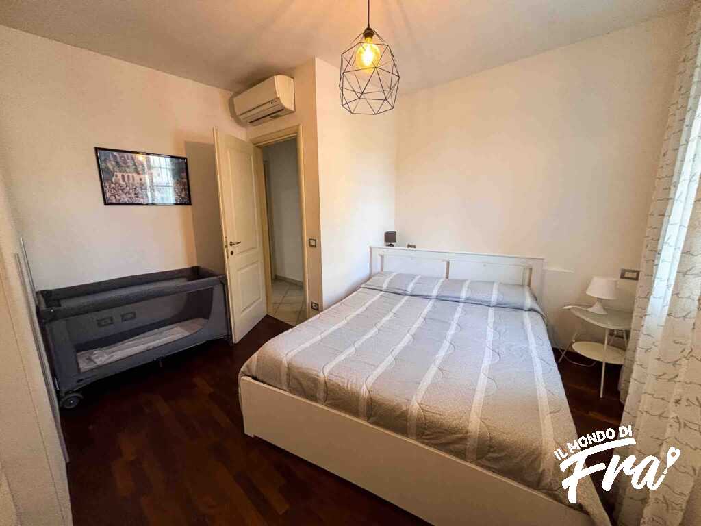 Camera con letto matrimoniale e lettino per bimbo de La Casa di Ale Camera con letto matrimoniale e lettino per bimbo de La Casa di Ale