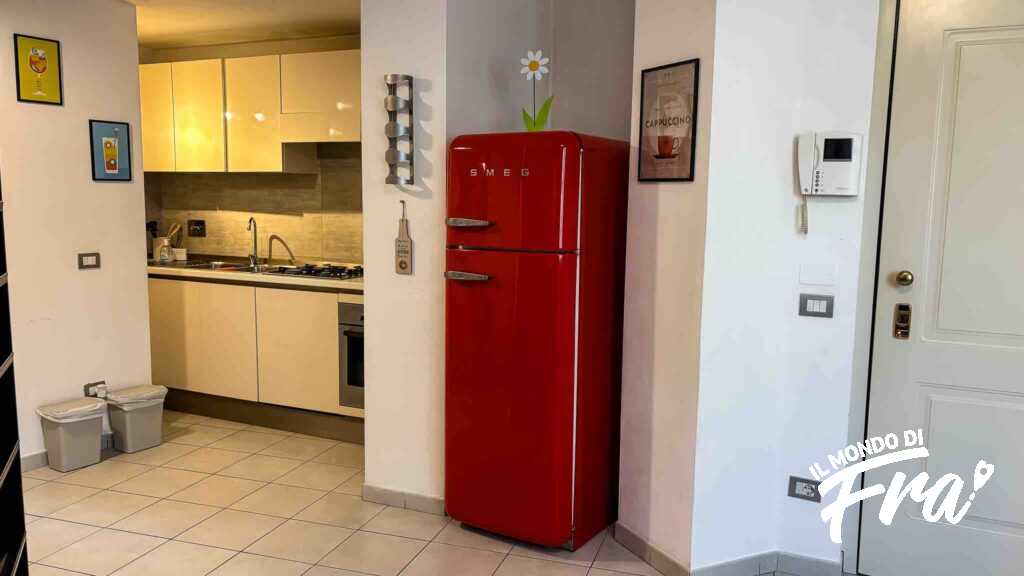 Zona giorno de La Casa di Ale con divano letto e cucina attrezzata Zona giorno de La Casa di Ale con divano letto e cucina attrezzata